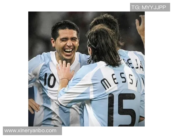 小男孩偶遇足球巨星心跳加速与梦想触手可及的感动瞬间 小男孩偶遇足球巨星心跳加速与梦想触手可及的感动瞬间