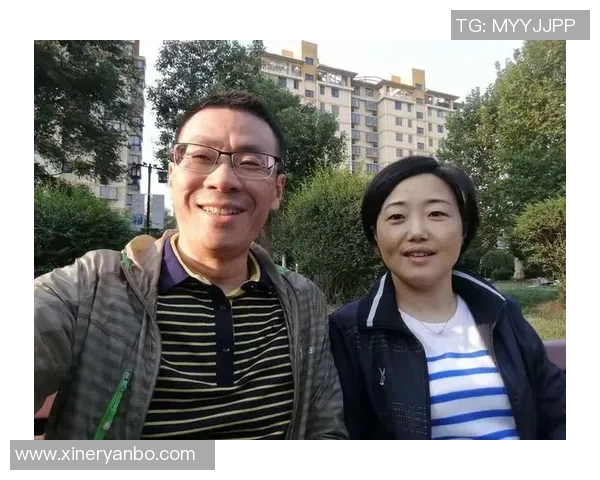 足球巨星与妻子甜蜜合照 展现温馨家庭生活与幸福时光 足球巨星与妻子甜蜜合照 展现温馨家庭生活与幸福时光